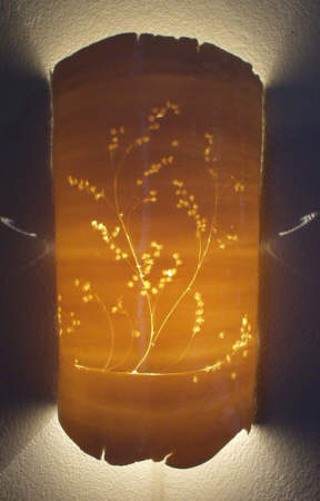 lichtdurchlssige Porzellan Wandleuchte mit Pflanzenmotiv